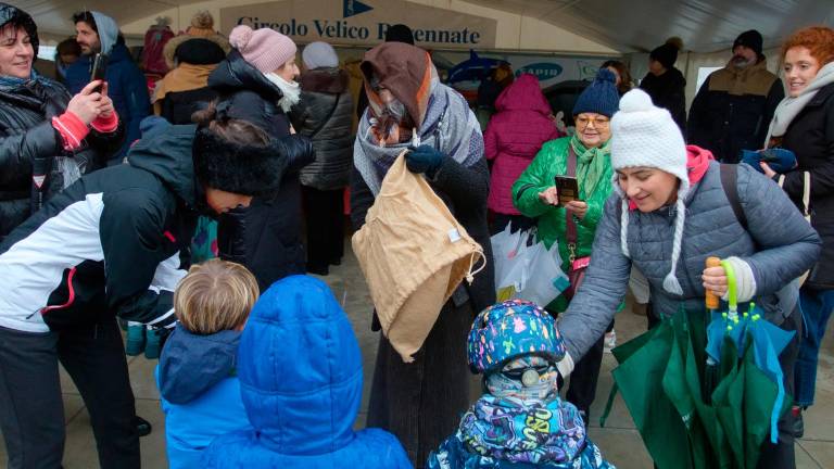 Ravenna, nonostante la neve la Befana è arrivata dal cielo, dal mare e... sui pedali