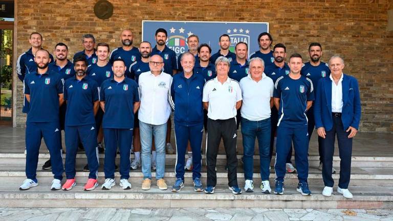 Alessandro Diamanti (il primo in alto a sinistra) assieme ai colleghi che hanno conseguito il patentino Uefa Pro a Coverciano due settimane fa