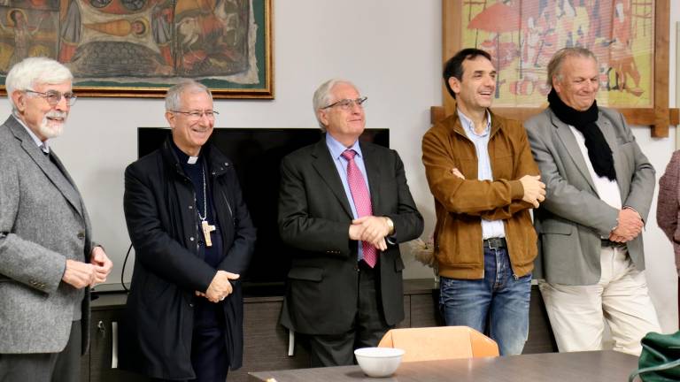 Da sinistra Arturo Alberti, il vescovo Antonio Giuseppe Caiazzo, il presidente di Orogel Bruno Piraccini, il vice presidente Fondazione Romagna Solidale Daniele Mengozzi e il presidente For Mario Righi