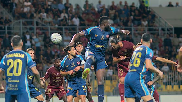 Un’incornata del difensore ravennate Adriano Esposito nel match d’andata col Grifone (Fiorentini)