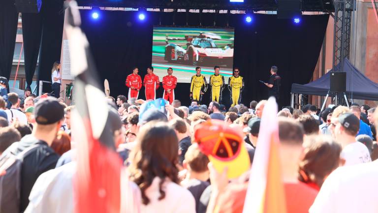 Automobilismo, a Imola bagno di folla per il Wec. Il riminese Drudi: “Correre qui è speciale” VIDEO GALLERY