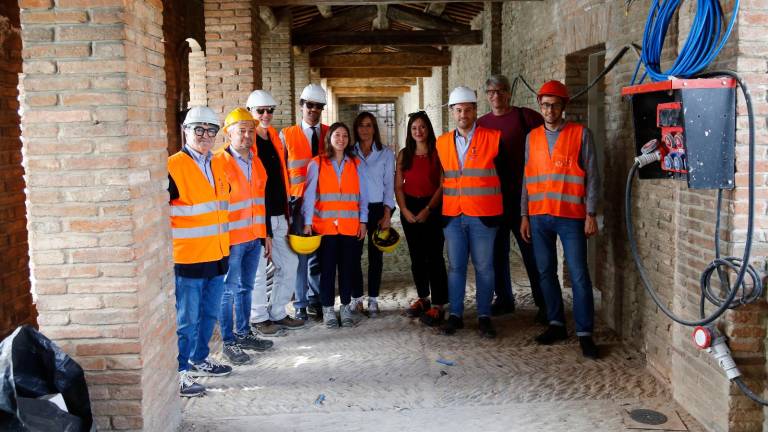 Il sopralluogo con tutti i tecnici ieri mattina nel cantiere in corso alla Rozza Sforzesca (foto Mmph)
