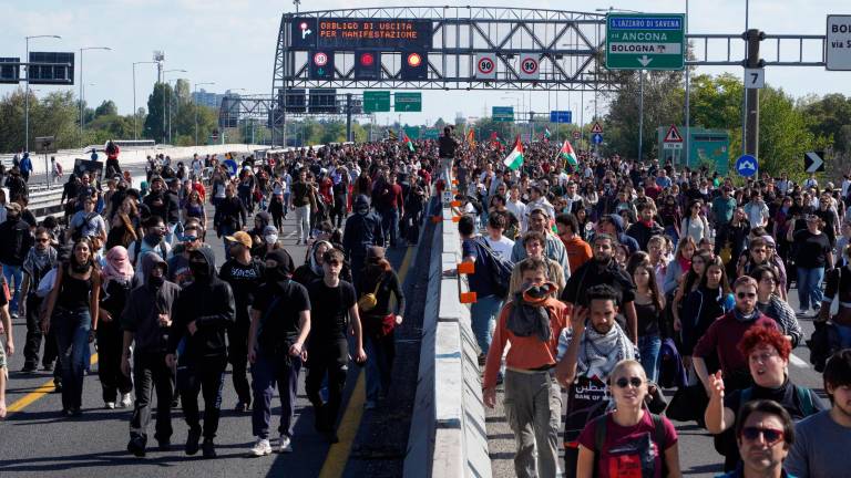 Traffico in tilt sulla A-14: a Bologna i manifestanti invadono tangenziale e autostrada VIDEO
