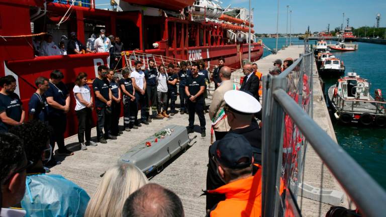 L’omaggio alla persona scomparsa a bordo della Ocean Viking