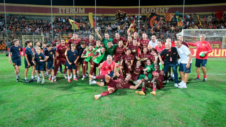 La gioia di tutto il gruppo giallorosso sul prato del Benelli alla fine della sfida con il Grifone (Fiorentini)