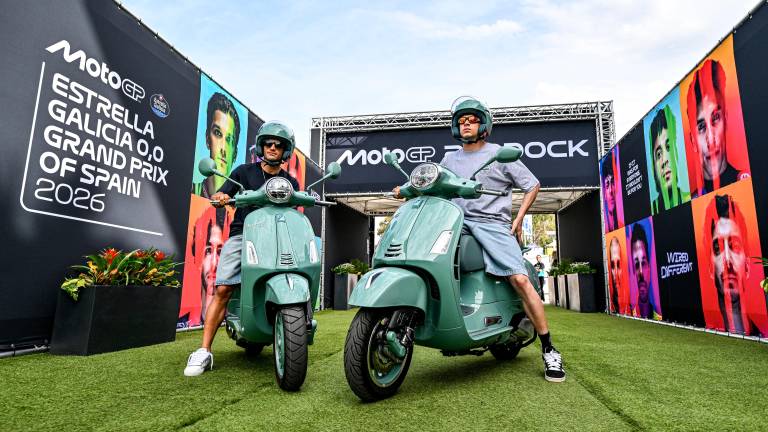 Marco Bezzecchi e Jorge Martin si sono presentati al circuito di Jerez de la Frontera con una Vespa