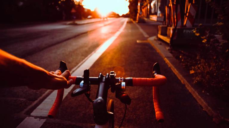 Rimini, vede i poliziotti, si alza sui pedali e si dà alla fuga lanciando una busta piena di marijuana: spacciatore arrestato