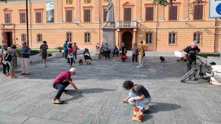 Cesena, bimbi e genitori con Mariangela Gualtieri fanno la “rivoluzione dei gessetti” per Gaza con 200 frasi e disegni sulle piazze davanti alla biblioteca
