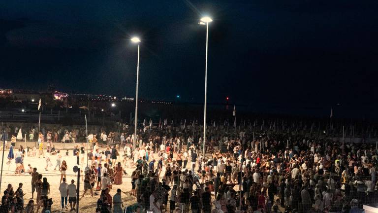 Cesenatico, lo spettacolo dei 550 droni incanta la spiaggia FOTOGALLERY