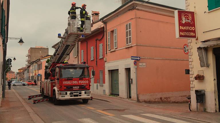 Ravenna. Nudo sul tetto lancia tegole in strada FOTOGALLERY FIORENTINI