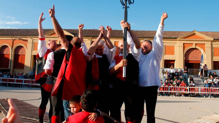 Il rione Cento festeggia la Caveja. Nella pagine successive, alcune immagine del palio e della Contesa Estense