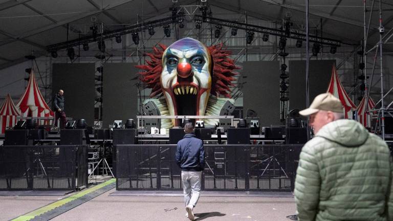 Gli allestimenti in corso ieri pomeriggio in vista della festa di oggi