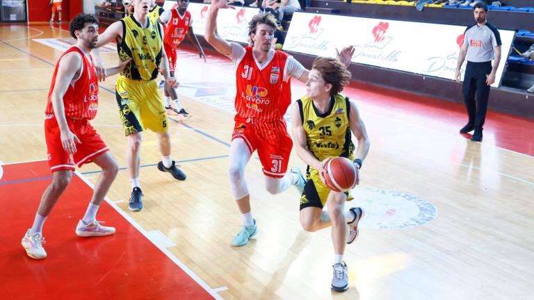 Roberto Chessari e Tommaso Gatto (Up Andrea Costa Imola) difendono su Lorenzo Pollini (Virtusd Imola) - foto Mmph