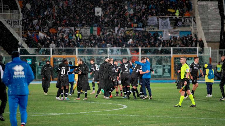 Il Cesena festeggia sotto i propri sostenitori il successo in casa del Pescara del 25 novembre 2023 firmato da Cristian Shpendi (foto Luigi Rega)