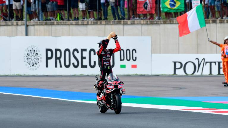 MotoGp, Bezzecchi a fine corsa va a stringere la mano a Marquez: “È sempre brutto quando un avversario cade”