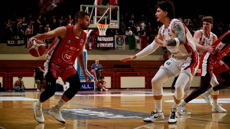 Giovanni Tomassini in palleggio in garauno contro Pesaro: è stato il match winner con 26 punti realizzati