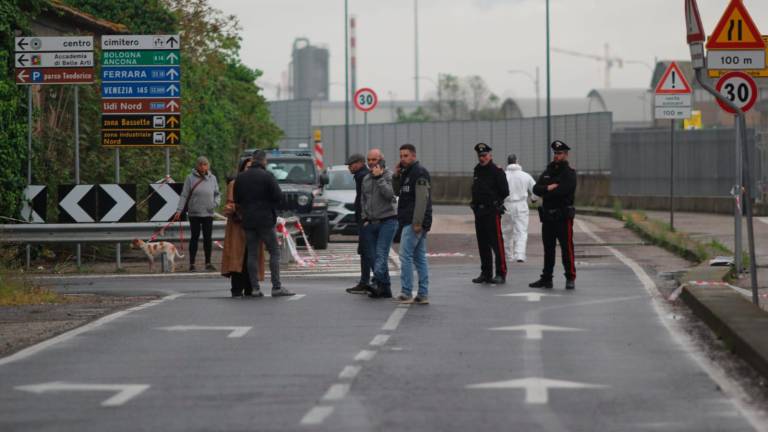 Ravenna, omicidio in Darsena: 29enne morto sulla ciclabile con un taglio al collo VIDEO GALLERY