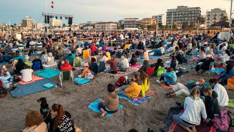 Rimini. Sulla spiaggia l’incontro per la pace L’OM Collettivo