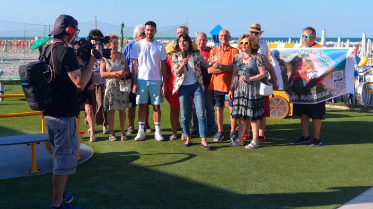 Residenti di Punta Marina intervistati ieri dalle telecamere de La vita in diretta