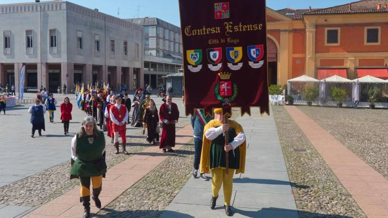 Lugo, Contesa Estense: si comincia con la benedizione dei ceri e degli stendardi, e il giuramento dei rioni