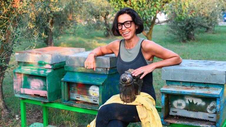 Alessia Baccanelli tra alcune arnie