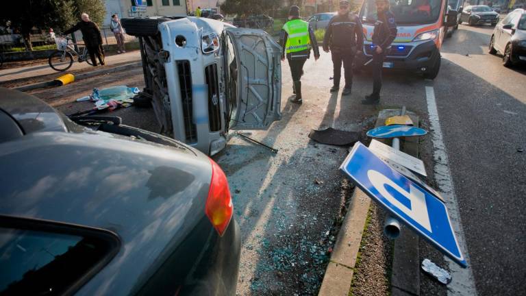 Ravenna. Rocambolesco incidente in via Rubicone: novantenne perde il controllo dell’auto