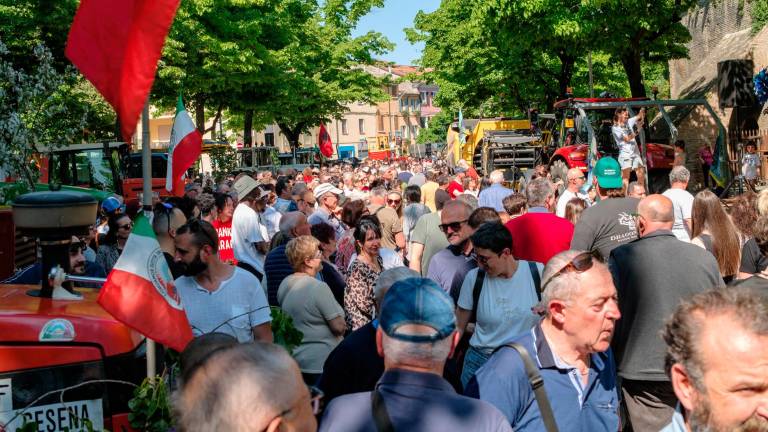 Viale Mazzoni affollato di trattori e persone lo scorso Primo Maggio