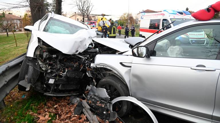 Forlì, schianto sulla via Emilia al Ronco: sette feriti, compresi due bambini