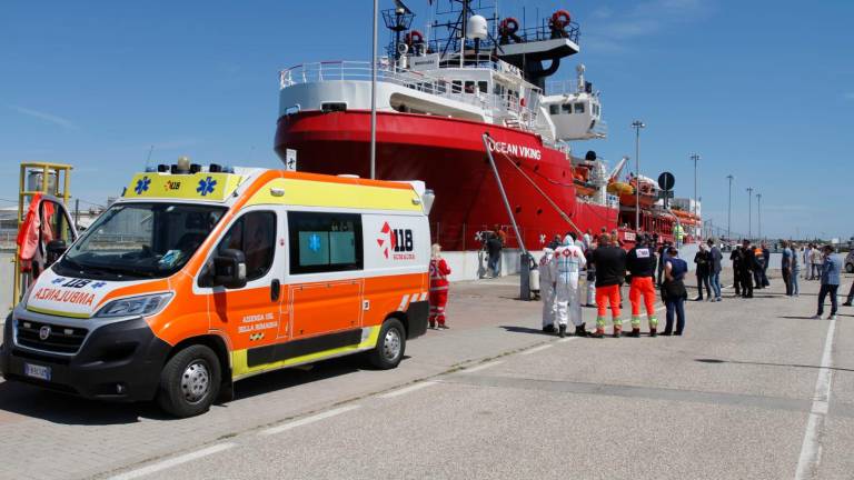 Ravenna, è arrivata la Ocean Viking con 130 migranti, a bordo anche una persona morta dopo i soccorsi in mare aperto VIDEO GALLERY