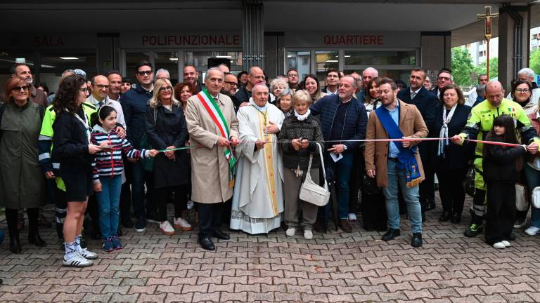 Il taglio del nastro in via Locchi (foto Fabio Blaco)