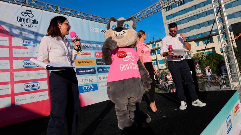 La mascotte del Giro Women sul palco di Cesenatico foto zanotti