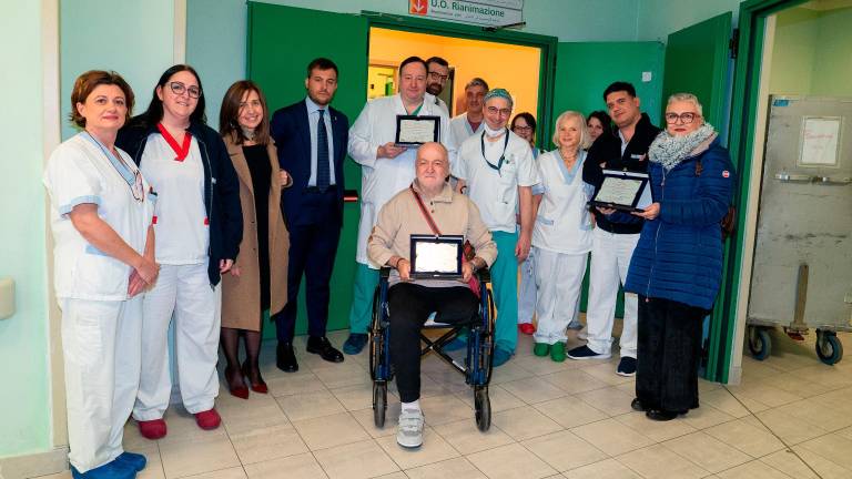 Imola, “grazie per il vostro impegno e la vostra umanità”: due targhe in dono all’ospedale