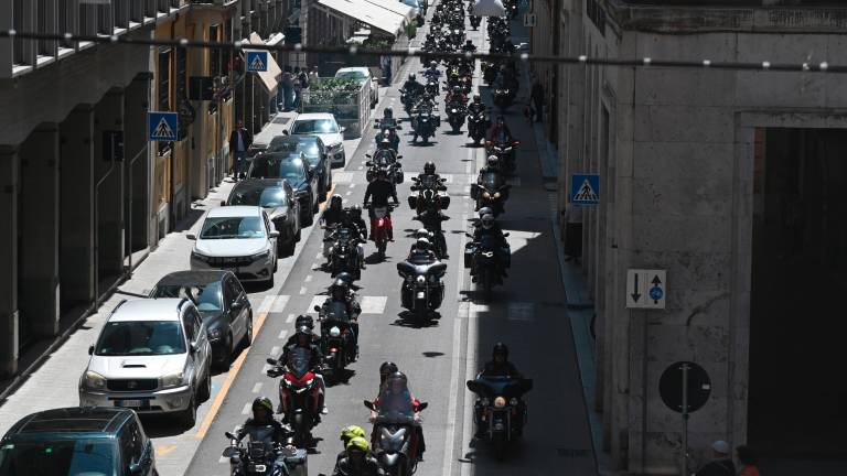 L’arrivo dei motociclisti in centro a Forlì (foto Blaco)