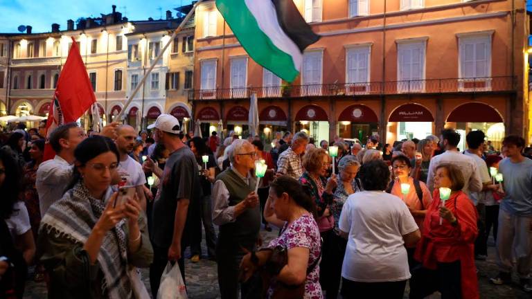 Alcuni dei primi manifestanti che si sono radunati in piazza