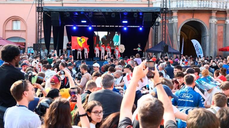 Automobilismo, a Imola bagno di folla per il Wec. Il riminese Drudi: “Correre qui è speciale” VIDEO GALLERY