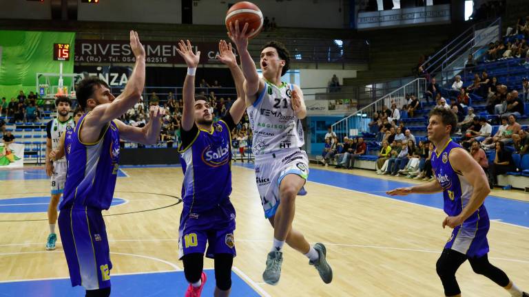 Alberto Fragonara a canestro - foto MMPH