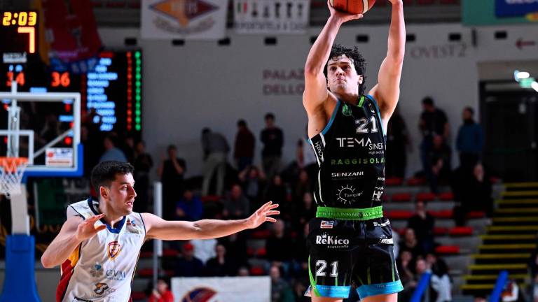 Una Tema da applausi piega la capolista (74-81)