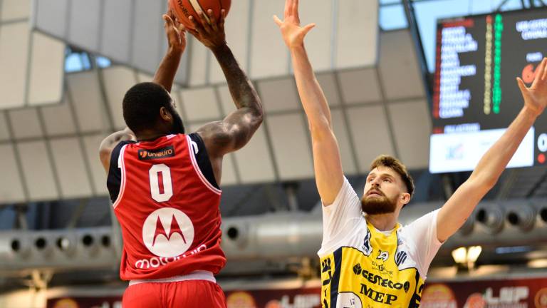Kadeem Allen al tiro nella partita di Supercoppa contro Cividale foto massimo fiorentini