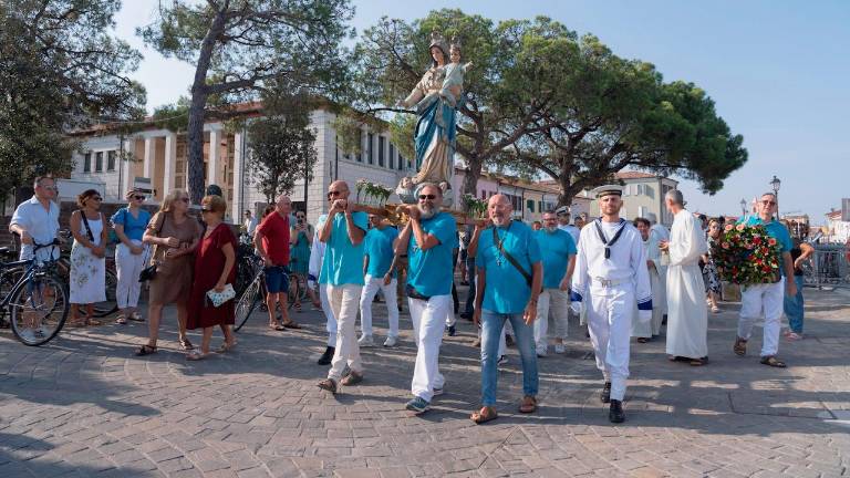 La processione con la statua della Madonna del Rosario