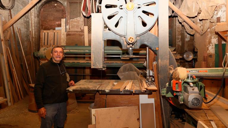 Enrico Rivola dentro la sua bottega storica in via Cavour, il padre la rilevò nel 1930 poi gli ha trasmesso il mestiere (foto mmph)