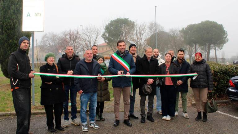 Il taglio del nastro della nuova area verde