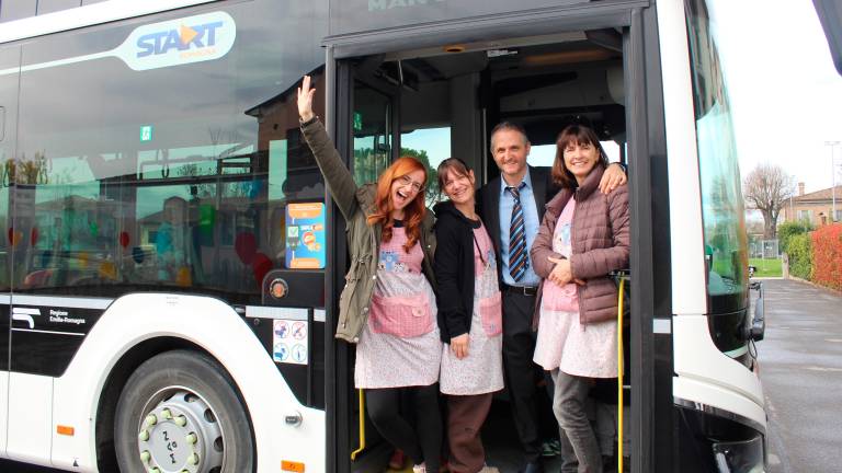 Cesena, Festa del Papà con sorpresa a Gattolino: babbo autista va a prendere la figlioletta all’asilo con il bus
