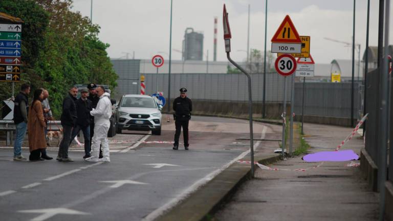 Ravenna, omicidio in Darsena: 29enne morto sulla ciclabile con un taglio al collo VIDEO GALLERY