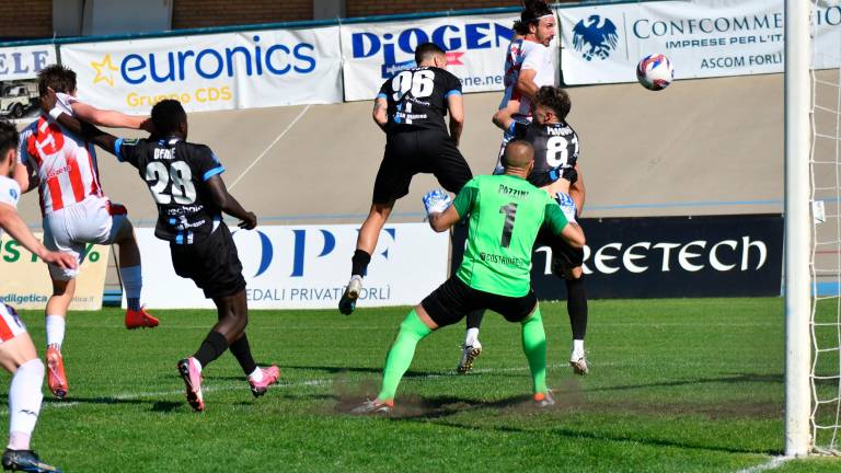 Con la maglia nera numero 28 il giocatore preso di mira dai tifosi (foto Fabio Blaco)