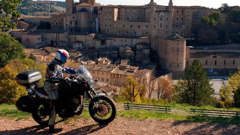 In moto lungo il Metauro: itinerario nelle Marche dal mare all’Appennino