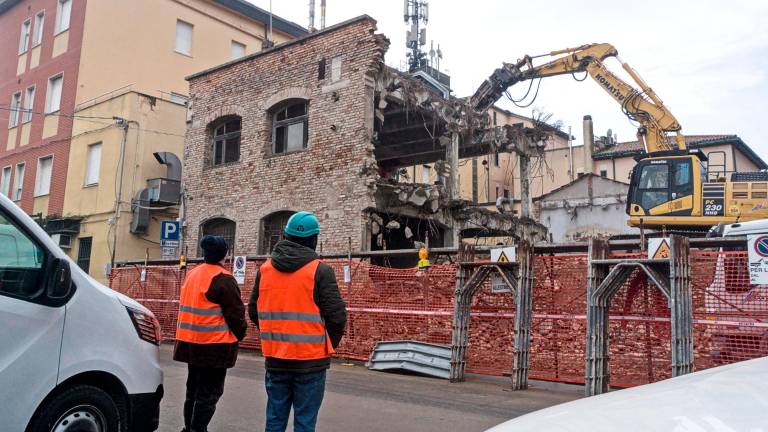 La demolizione dell’autorimessa FOTO FIORENTINI