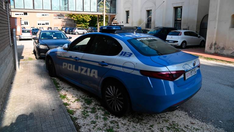 Forlì, testimonianze e telecamere al vaglio per l’accoltellamento fuori dal “Ruffilli”