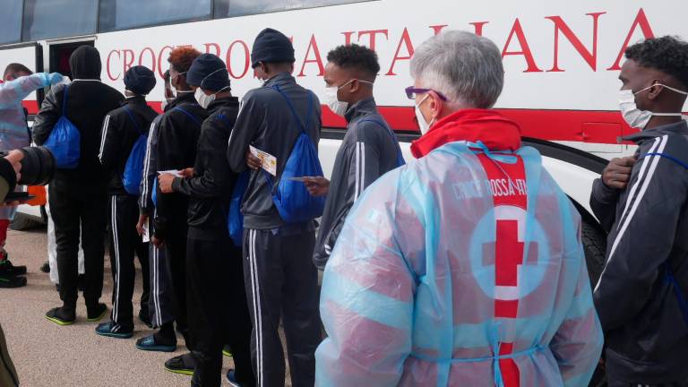 Ravenna accoglie la nave Ong Solidaire con 120 migranti soccorsi