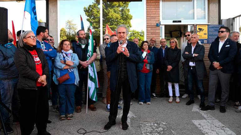 Il sindaco di Forlì Gian Luca Zattini in una manifestazione dei giorni scorsi davanti allo stabilimento Electrolux (Blaco)