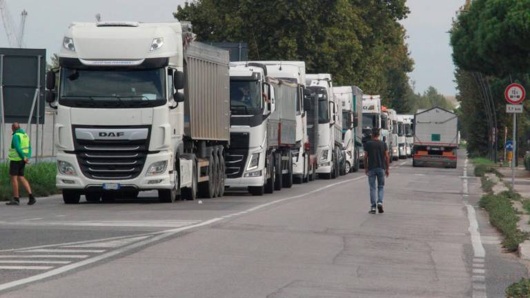 Ravenna, tensione al corteo per Gaza: alcuni manifestanti si sdraiano sul ponte mobile e bloccano il traffico, intervengono le forze dell’ordine